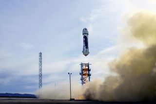 アマゾンCEOの宇宙開発企業がロケットの垂直着陸に成功