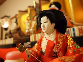 三人官女の向かって右端の人?