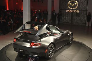 マツダ、NYショープレビューナイトで新型「MX-5 RF」の実車を世界初披露