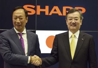 握手をかわす鴻海科技集団 郭台銘 会長（左）とシャープ社長 髙橋 興三（右）