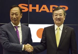 握手をかわす鴻海科技集団 郭台銘 会長(左)とシャープ社長 髙橋 興三(右)