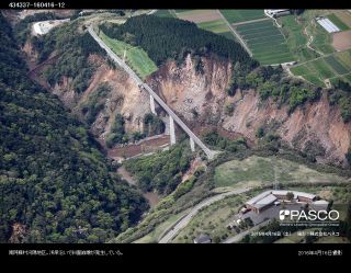 2016年4月16日、阿蘇長陽大橋も周辺部斜面が大規模崩壊