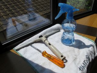 霧吹きとワイパーとドライバー