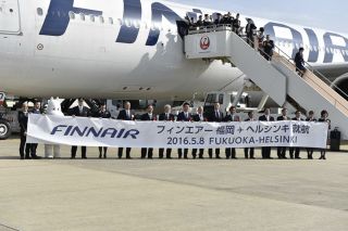 福岡路線で使用されるエアバス A330-300型機の前で記念撮影