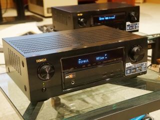 手前が「AVR-X1300W」、奥が「AVR-X2300W」