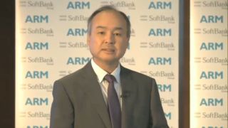 ソフトバンクとARMのロゴを背にした会見