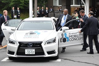 自動運転車のデモンストレーション(米フォックス長官乗車)