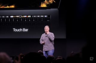 キーボード上部のマルチタッチ対応Retinaディスプレイは「Touch Bar」