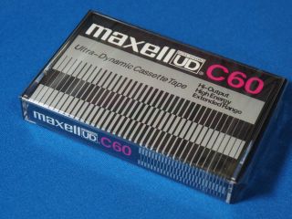 「UD」のデザインを復刻したカセットテープ