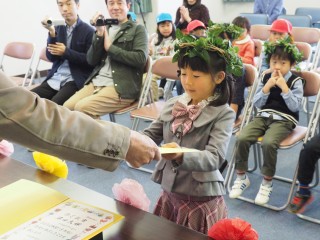 園長先生から修了証を授与