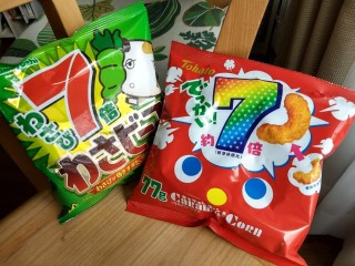 「わさび7倍わさビーフ」と「7倍でっかいキャラメルコーン」