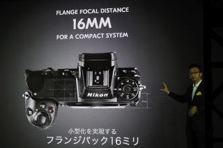 フランジバックは16mmとすごく短いため、広角レンズを設計しやすく、さらにボディを薄くできる
