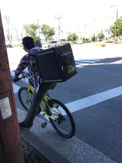 ウーバーイーツの配達人