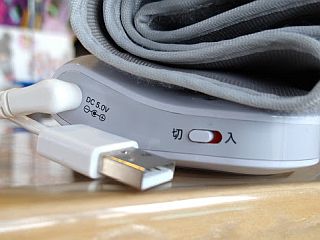 まさかの丸型電源コネクタ