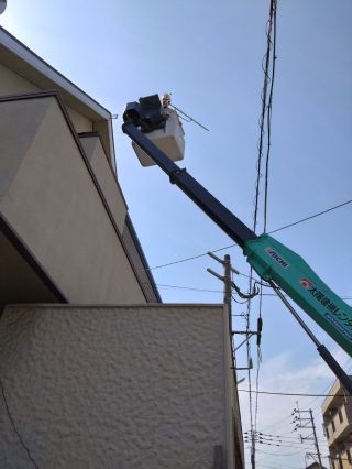 高所作業車でのアンテナ撤去