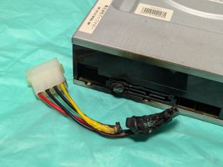 焦げたDVDドライブのSATA電源端子